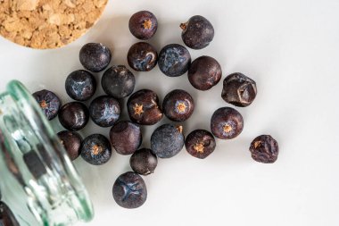 Ardıç kavanozdan masaya yayıldı