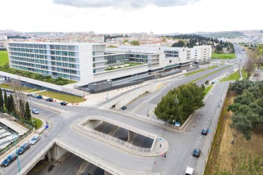 LISBON, PORTUGAL - Nisan 2020: Luz Hastanesi, Colombo alışveriş merkezi yakınlarında, Covid-19 (Corona virüsü) nedeniyle karantina ve ulusal acil durum günlerinde çevre alan).