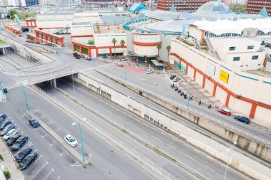 LISBON, PORTUGAL - Nisan 2020: Covid-19 (Corona virüsü) nedeniyle karantina ve ulusal acil durum günlerinde çevredeki Colombo alışveriş merkezi. Çoğunlukla boş, genelde yoğun bir alan..