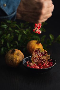 Nar ve tohumları ahşap masada.