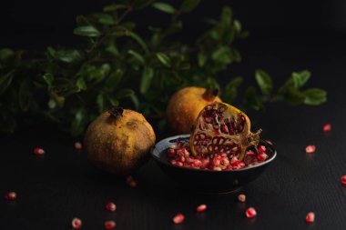 Nar ve tohumları ahşap masada.