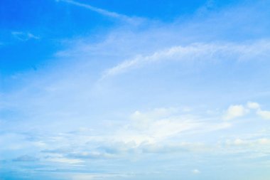 Mavi gökyüzü ve güneş ışığı manzarası arka plan beyaz bulutlar.