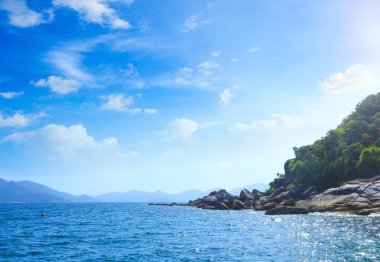 Plaj ve mavi gökyüzü arka plan