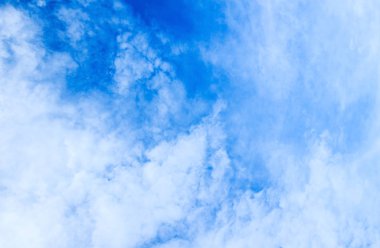 Mavi gökyüzü ve güneş ışığı manzarası arka plan beyaz bulutlar.