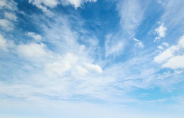 Mavi gökyüzü ve güneş ışığı manzarası arka plan beyaz bulutlar.