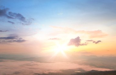 Güzel dağ ve gökyüzü gündoğumu arka plan