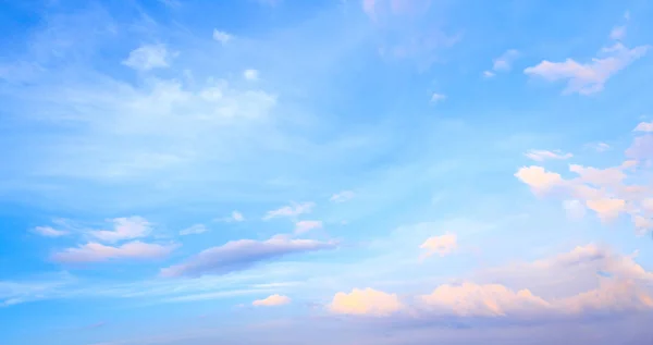 Blue Sky White Clouds Sun Light Skyline Background — Stock Photo, Image