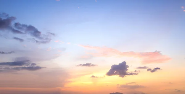 Блакитне Небо Білі Хмари Сонячним Світлом Горизонтальний Фон — стокове фото