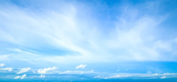 蓝天白云与阳光天际背景 — 图库照片