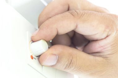 AVING enerji kavram: insan eli elektrik ışık dimmer anahtarı dönüm