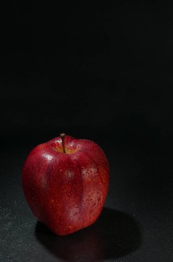 Damlalı kırmızı ıslak elma