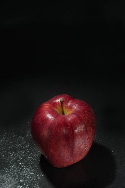 Damlalı kırmızı ıslak elma