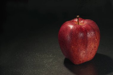 Damlalı kırmızı ıslak elma