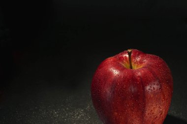 Damlalı kırmızı ıslak elma
