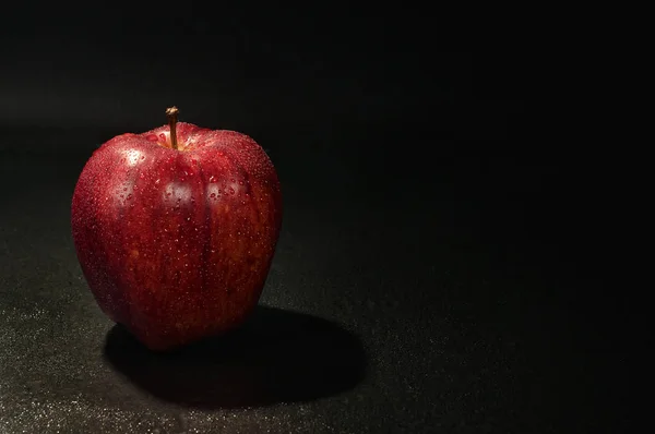 Pomme rouge humide avec gouttes — Photo