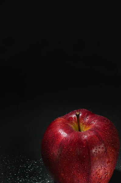Pomme rouge humide avec gouttes — Photo
