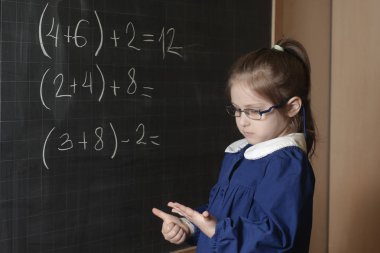 İtalyan İlköğretim Okulu Kız (birinci sınıftan) çözmek matematik 