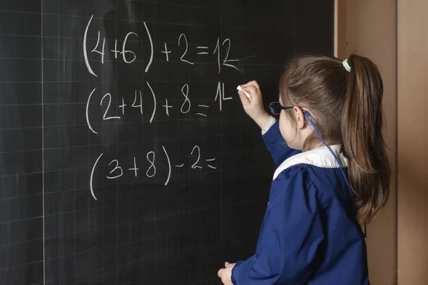 Scuola elementare italiana ragazza (prima elementare) risolvere la matematica — Foto Stock