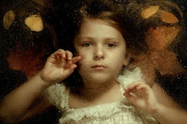 Küçük beyaz kız, portre bir su genelinde yakından o düşer.