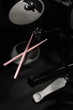 Eski elektronik davul seti ve pembe sopaları