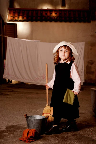 Porträtt av en liten kaukasiska flicka i karaktären av Cinderella — Stockfoto