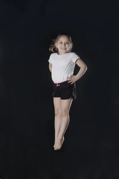 Pequena ginasta fêmea caucasiana — Fotografia de Stock