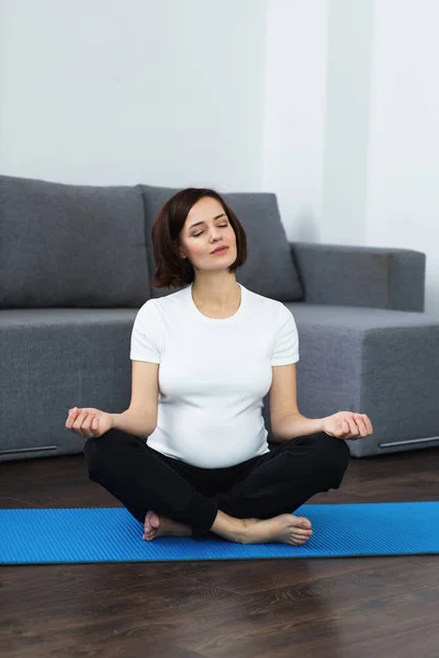 Altı aylık hamile kadının yoga egzersizleri yapması 