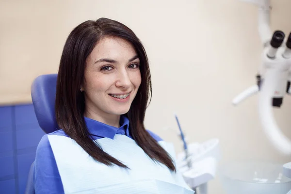 Diş office sandalyede oturan genç bayan hasta