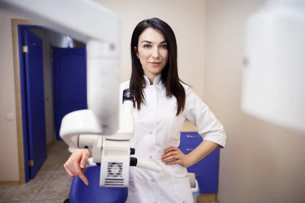 Dentista femenina con microscopio — Foto de Stock