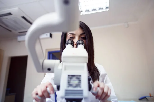 Microscópio de retenção de dentista — Fotografia de Stock