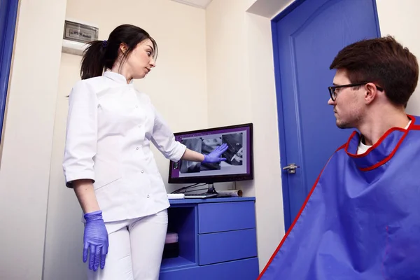 Dentista mostrando la radiografía al paciente — Foto de Stock