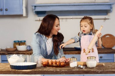 Anne ile kızı mutfakta