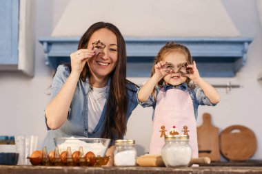 Anne ve kızı mutfakta eğleniyor
