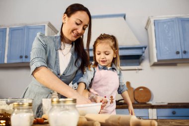 Anne kızı yemek yapmayı öğretim