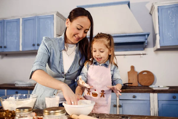 Mother teaching her daughter how to kneading the dough — Stock Photo, Image