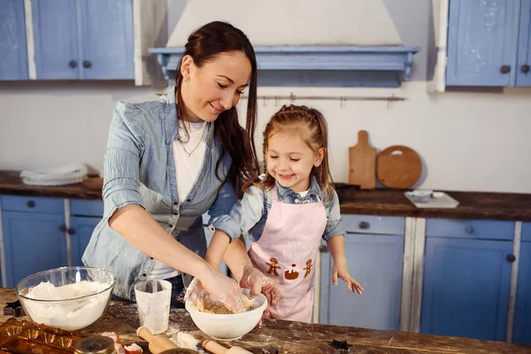 Anne ile kızı hamur yoğurma