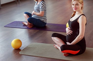 Hamile kadın yoga yapıyor.