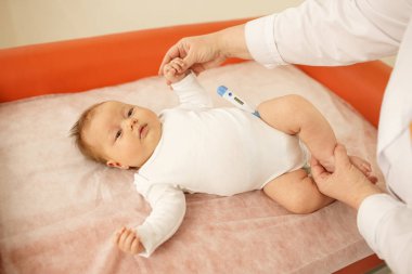 Pediatrik ofisinde muayene olan bebek