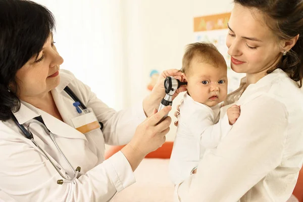 Doktor muayene bebeğin kulak