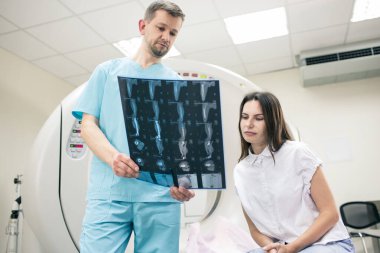 Profesyonel radyologla bacağın MR 'ına danışmanlık yapıyorum.