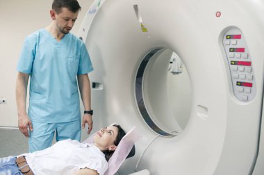 Kadın manyetik rezonans görüntüleme yapmaya hazır.
