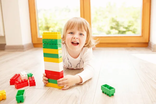 Дошкольник Играет Красочными Игрушечными Блоками — стоковое фото