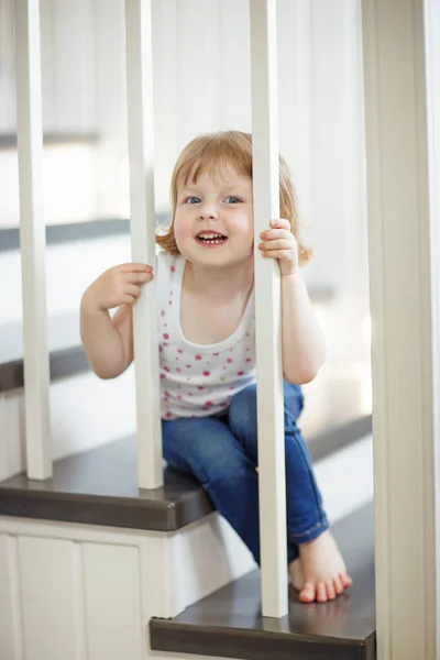 Очаровательная Маленькая Девочка Сидит Лестнице — стоковое фото