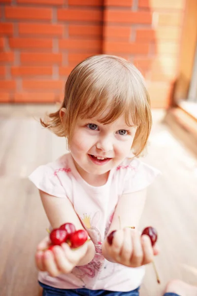 Little Girl Holding Out Berries — Stock Photo, Image