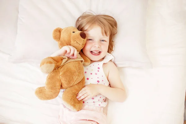 Cute Little Girl Holding Teddy Bear While Laying Bed — Stock Photo, Image