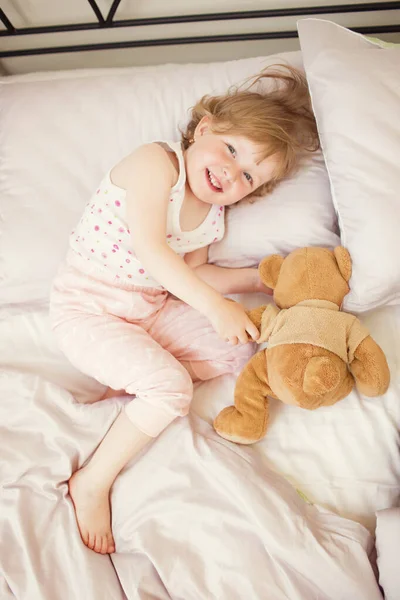 Чарівна Маленька Дівчинка Прокинулася Ліжку — стокове фото