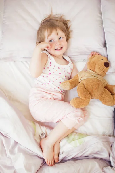 Симпатична Маленька Дівчинка Лежить Плюшевим Ведмедем Ліжку — стокове фото