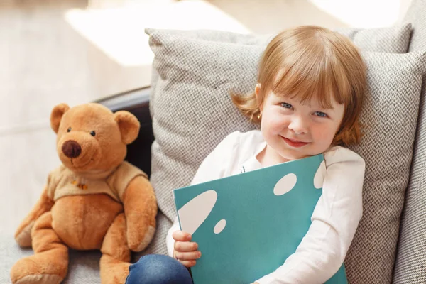 Портрет Милої Маленької Дівчинки Книгою Іграшкою Вдома — стокове фото