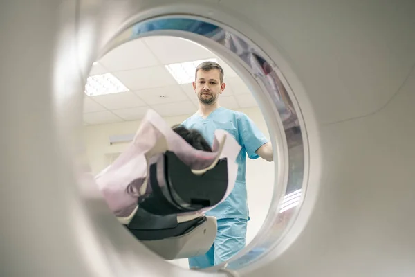 Médico Olhando Para Paciente Deitado Máquina Imagem Ressonância Magnética — Fotografia de Stock