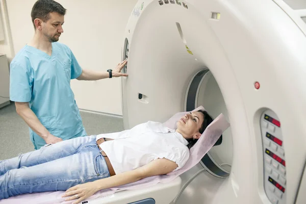 Paciente Mujer Acostada Máquina Imágenes Por Resonancia Magnética — Foto de Stock